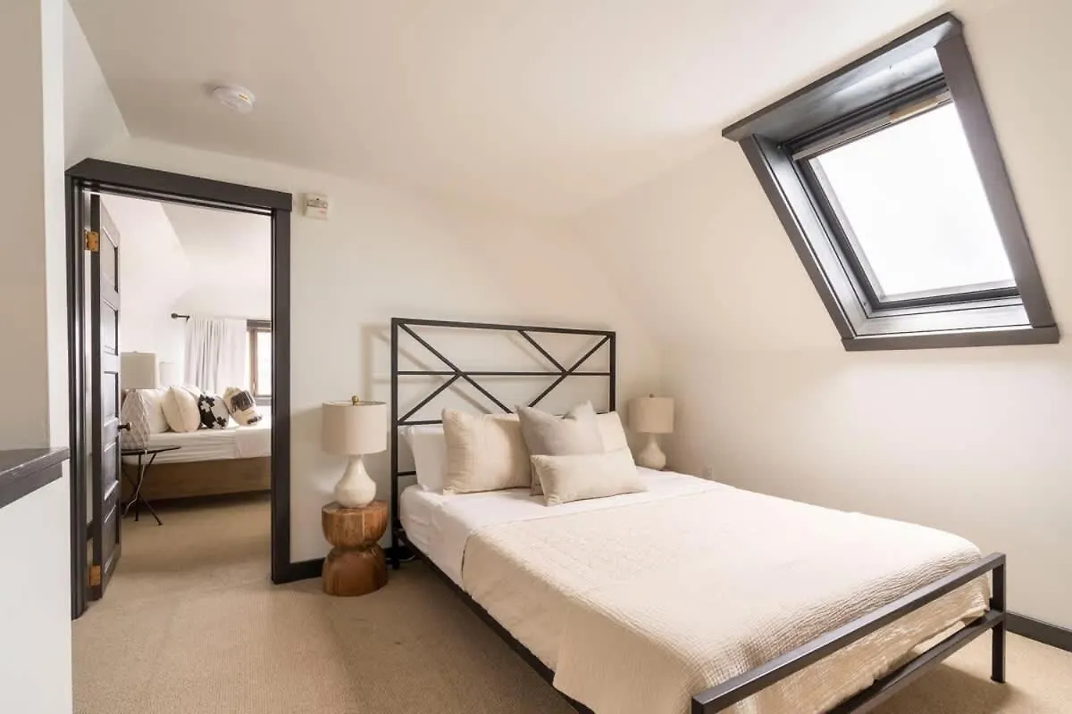 Cozy Scandinavian Loft - Espresso & Boutiques Portland